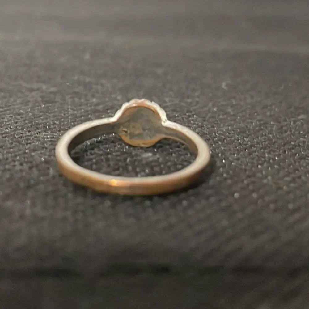 Small ring with a white gem - Picture 5 of 7